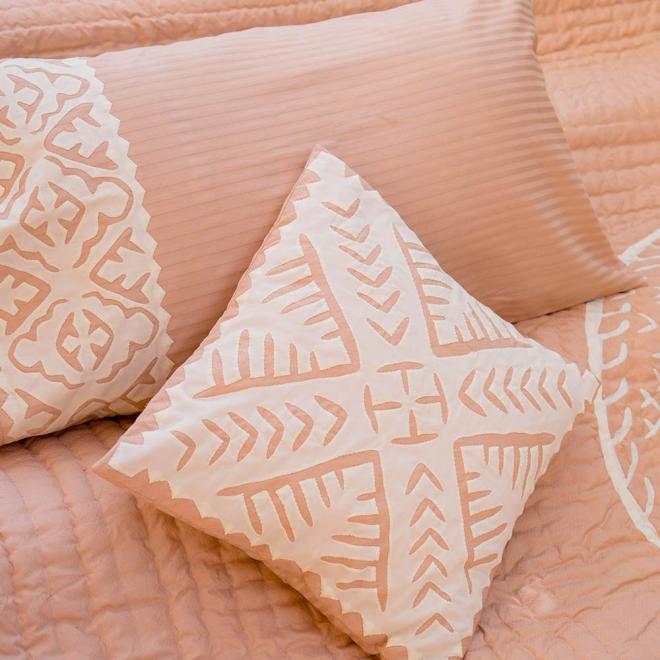 Coffee Pink Quilt with white rilli center