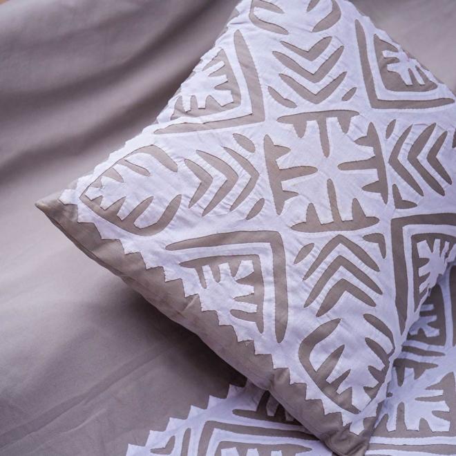 Grey quilt cover with white rilli